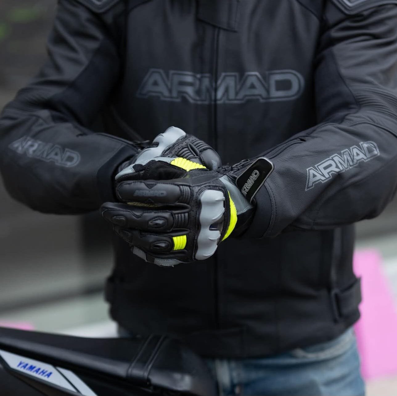 Guantes de moto ARMAD negros y grises con detalles neón para hombre, protección y agarre superior