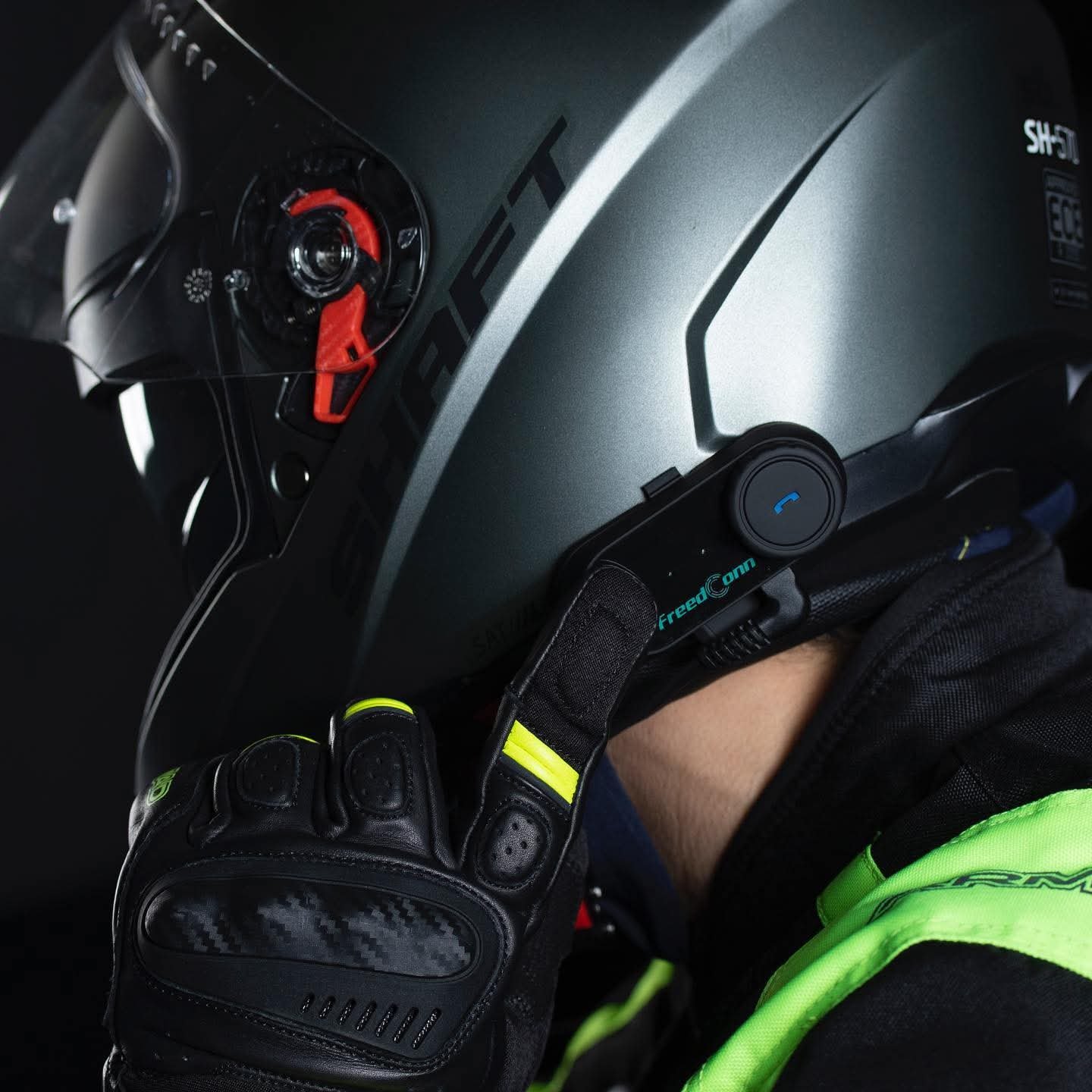 Intercomunicador de moto FreedConn Bluetooth instalado en casco Shaft SH-570, comunicación segura en ruta